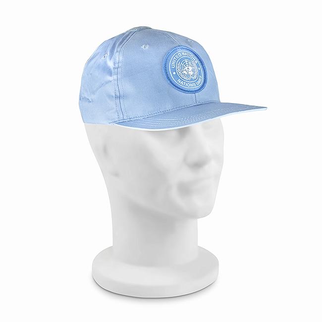 BASEBALL CAP WITH EMBROIDERED UN PATCH